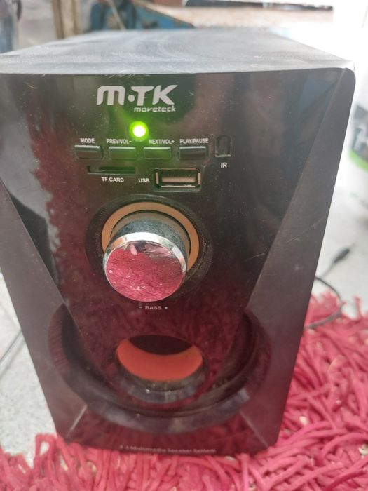 Sistema de colunas multimédia 2.1 da marca M-TK, composto por um subwoofer principal e dois altifalantes satélites. 
Inclui conectividade USB e para c