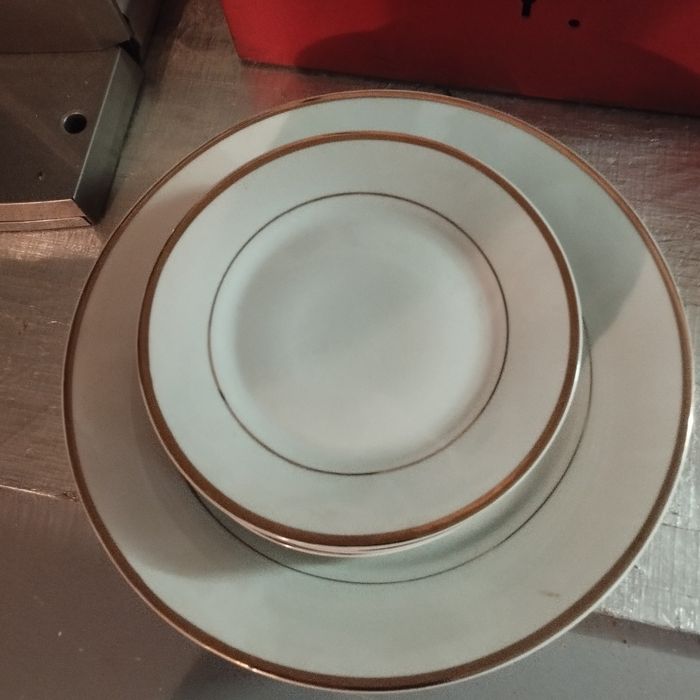 Komplet talerzy Zakładów Porcelany Stołowej „Karolina” w Jaworzynie Śląskiej.