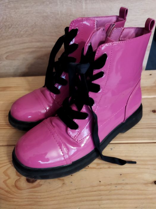 Różowe lakierowane glany 37