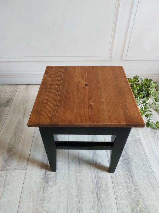 Drewniany taboret po renowacji – stołek, kwietnik, ryczka