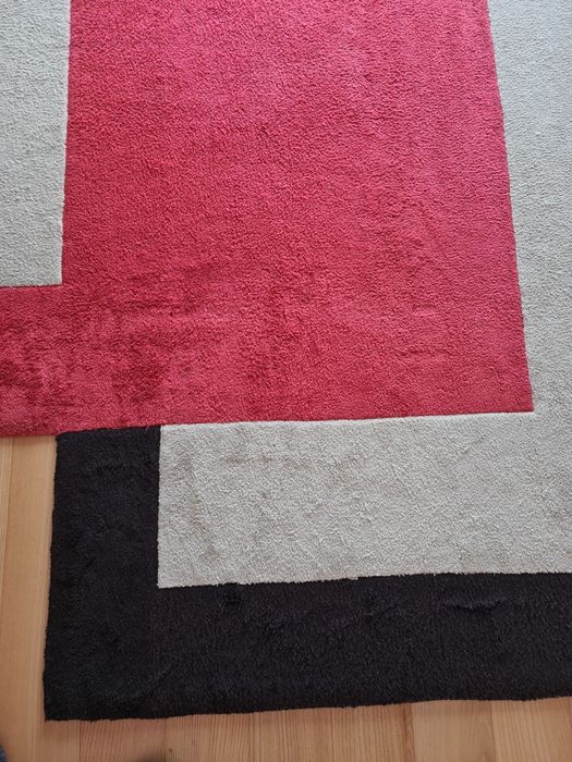 Tapete preto, vermelho e branco