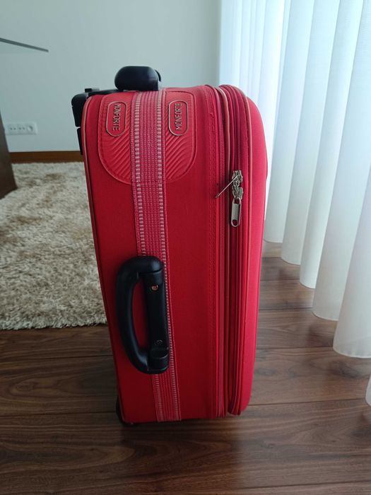 Trolley Monforte Vermelho – Compacto, Expansível e Resistente!