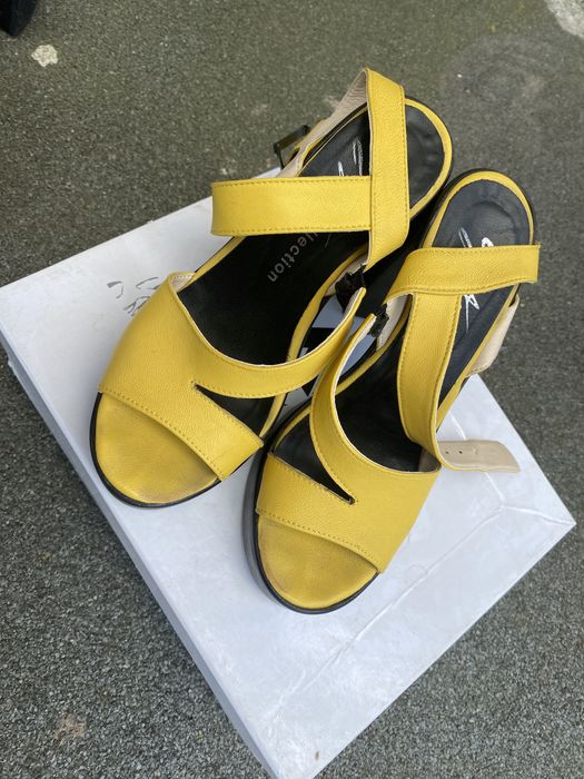 Жовті шкіряні босоніжки 36 р