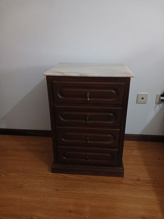 Vendo duas  mesinhas de cabeceira