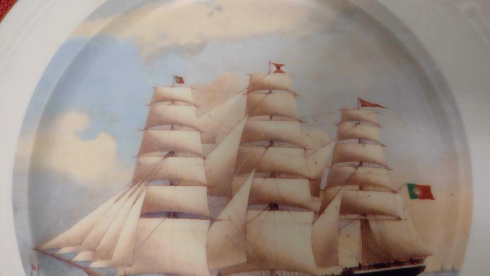 Prato porcelana gravura de veleiro,  rebordo dourado, sem marca