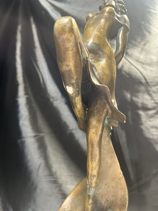Rzeźba kobieta z mosiądzu