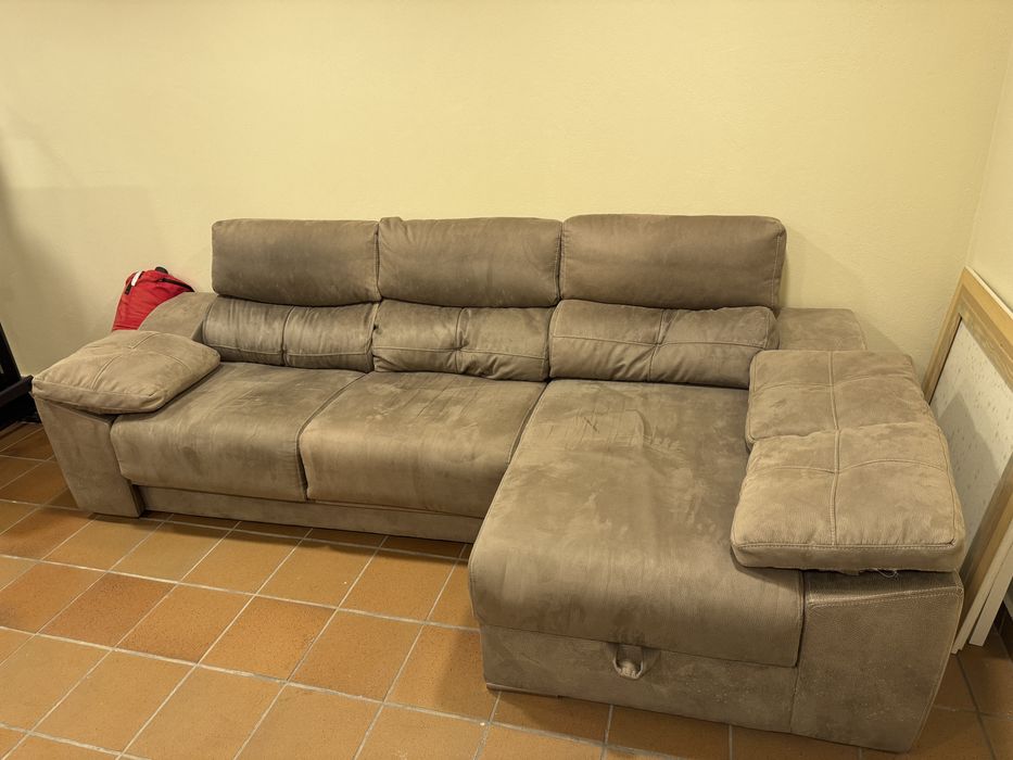 Sofa grande com castanho aveludado.