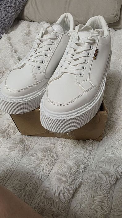 Кросівки білі, шкіра