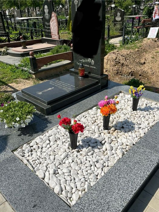 Прибирання могил, кладовище, уборка