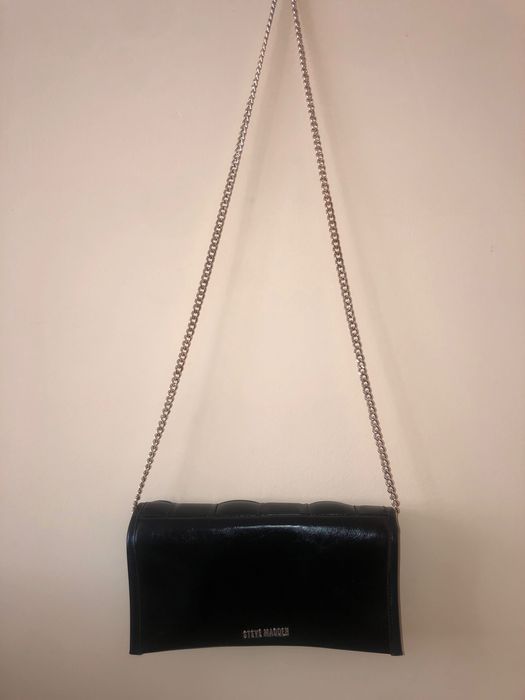 -74% Steve Madden czarna torebka kopertówka na ramię na łańcuszku