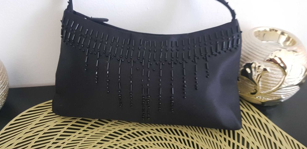 Torebka wieczorowa mała kopertówka kolor czarny materiał satyna