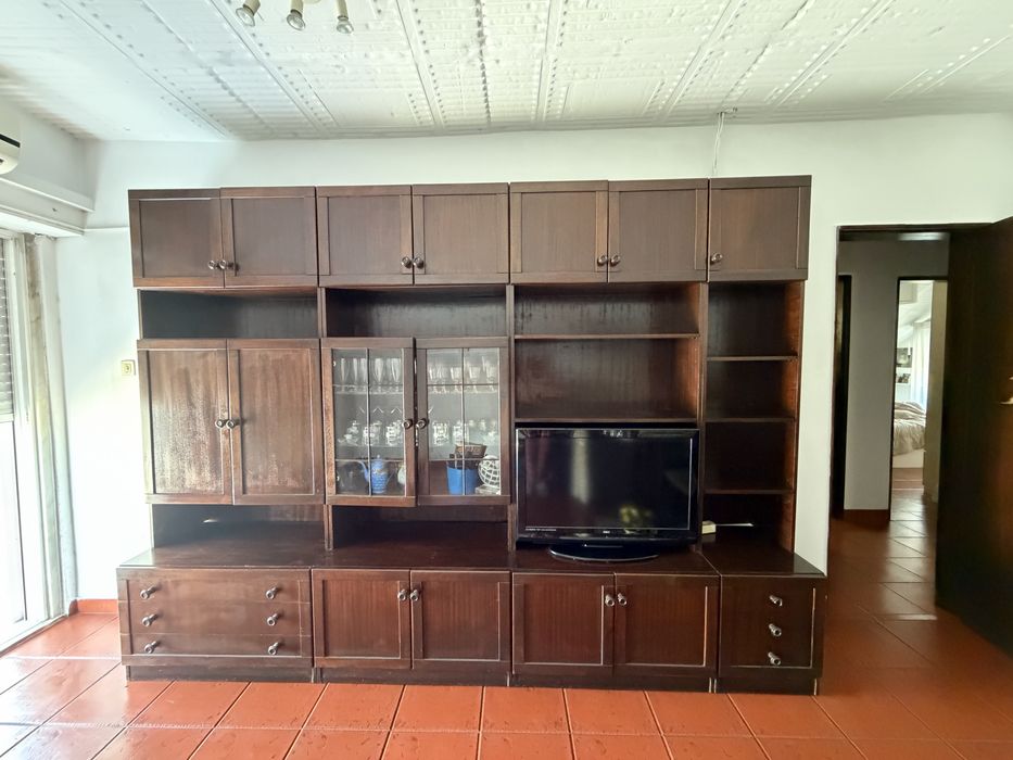 Móvel de Sala em Madeira Maciça de qualidade com vitrine e gavetas