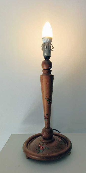 Candeeiro de mesa vintage em madeira pintado à mão