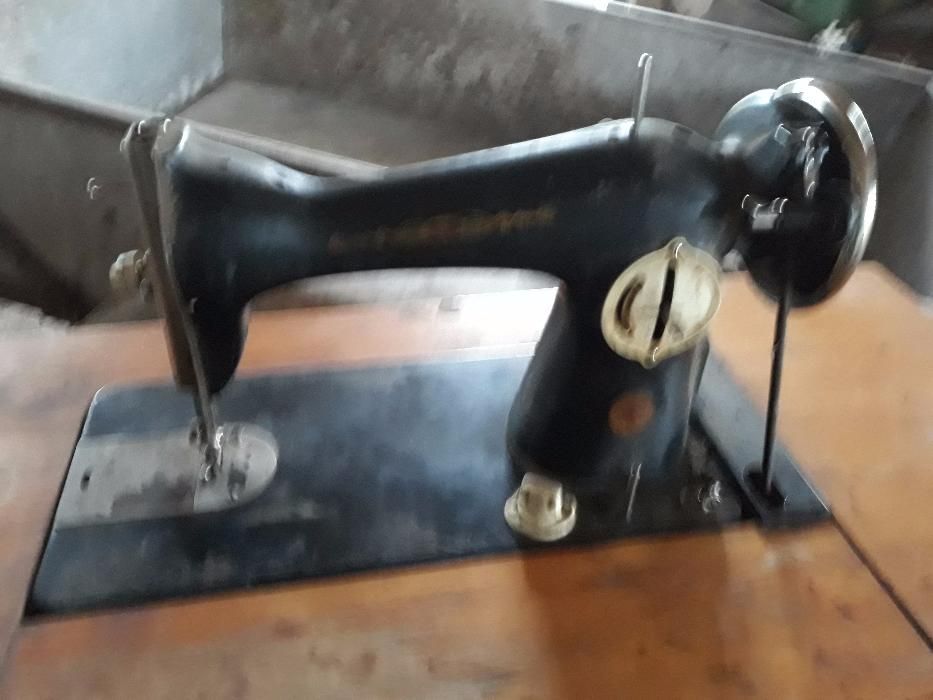 Продам швейну машинку