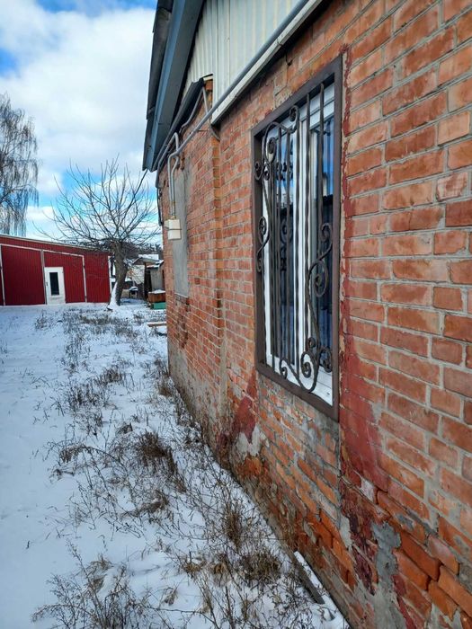 Продам в м.Мерефа магазин та ангар  з 9/25 житлового будинку