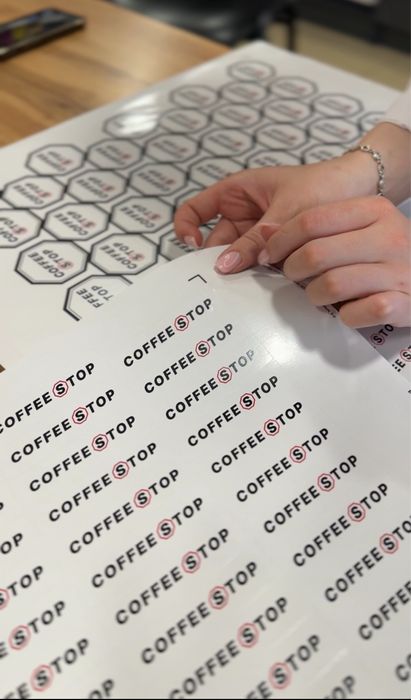 Наклейки, стікери, логотип, наклейки на упаковку, пакети, стакани