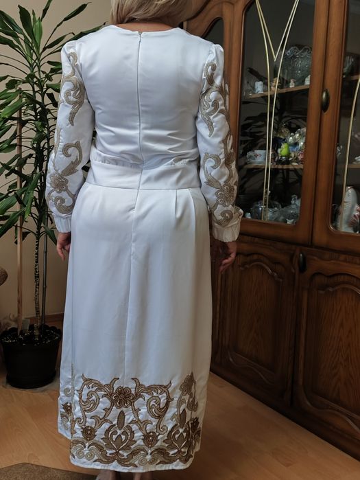Сукня атласна ,вишита бісером ,ручна робота,розмір 46-48, довга.