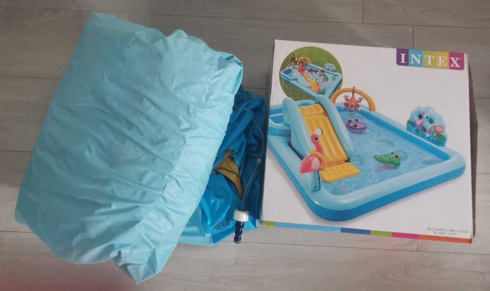 Basen ze zjeżdżalnią