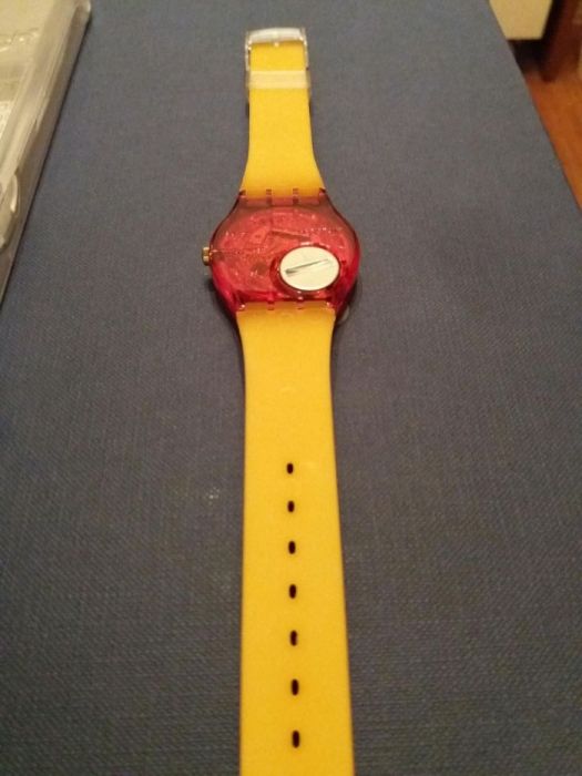 Relógio SWATCH dourado novo