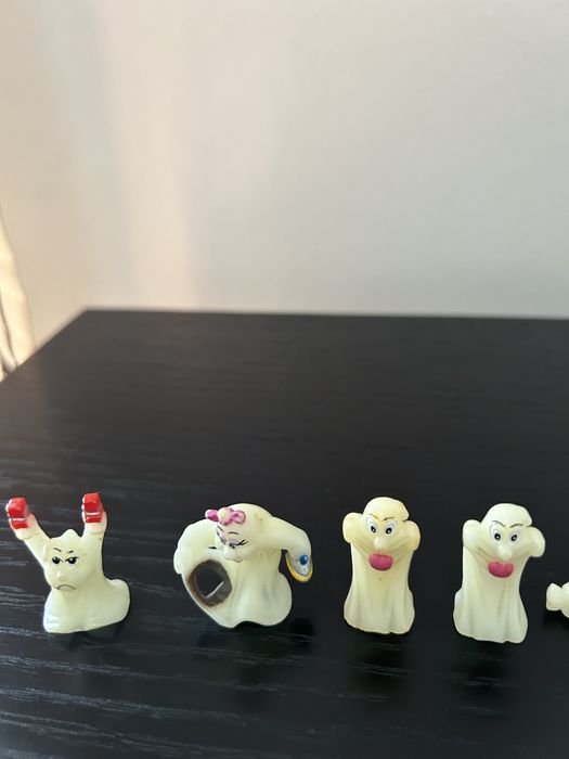 Vendo conjuto de bonecos fantasminhas que brilham no escuro.