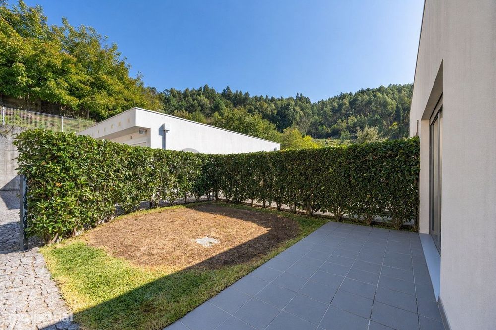 Apartamento T3 com garagem e jardim privativo