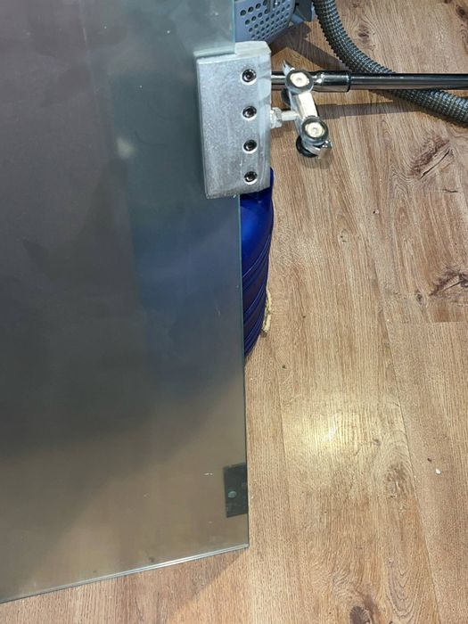 Szklane mleczne drzwi na szynach