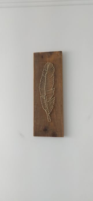 Stara deska z piórem - string art