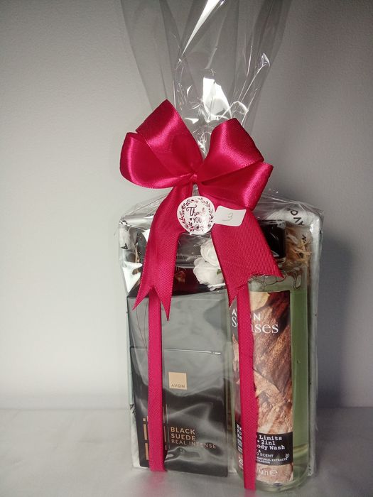 Cabazes de Natal  já embrulhados e prontos para Oferecer