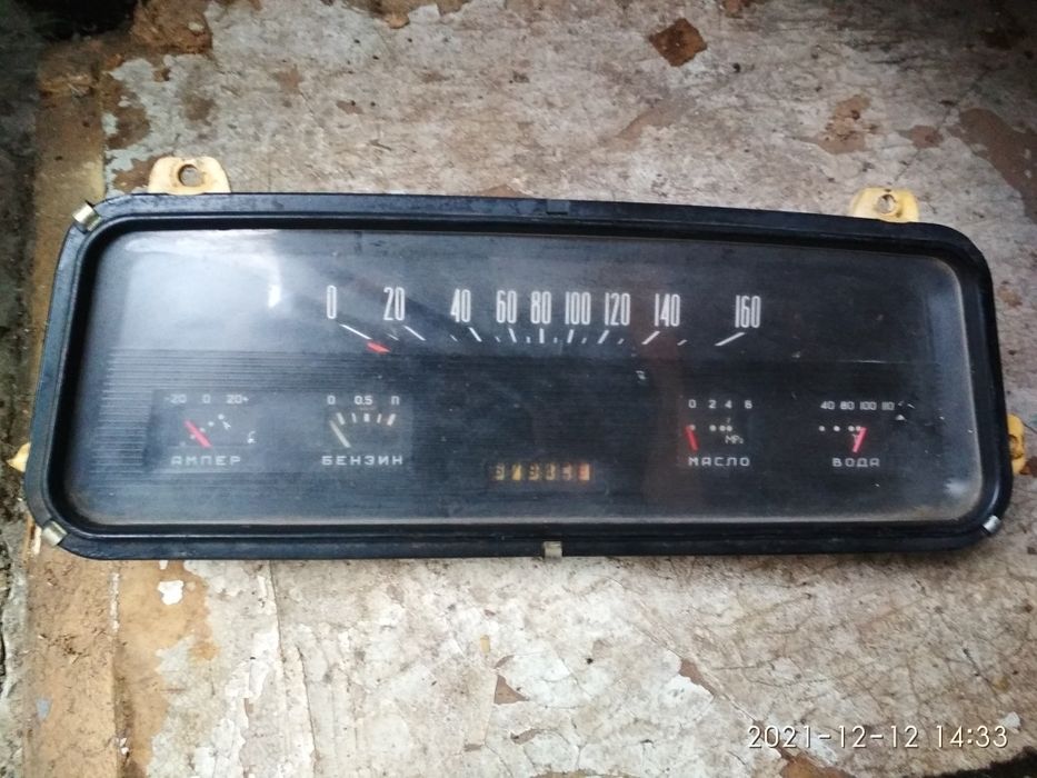Панель приборов на Москвич