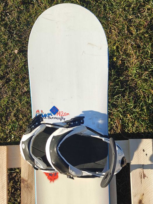 Atom Wild Butterffly 142 + wiązania Roxy - deska snowboardowa