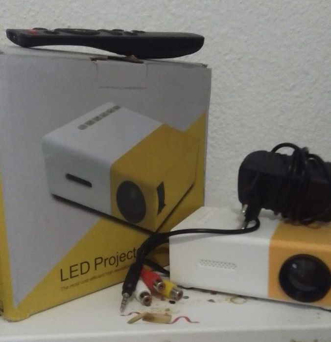 Mini Projetor YG300 – TFT LCD - Novo!!