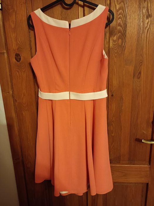 Sukienka elegancka przed kolano