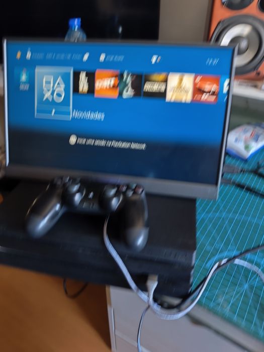 PS4. Pro.   Com vários jogos