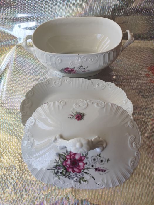 Terrina Vista Alegre com tampa.Vintage.1948-1968.a e uma travessa oval.
