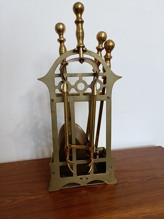 Mosiężny komplet kominkowy.