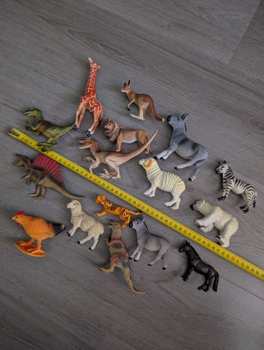Фігурки, динозаври та свійські тварини