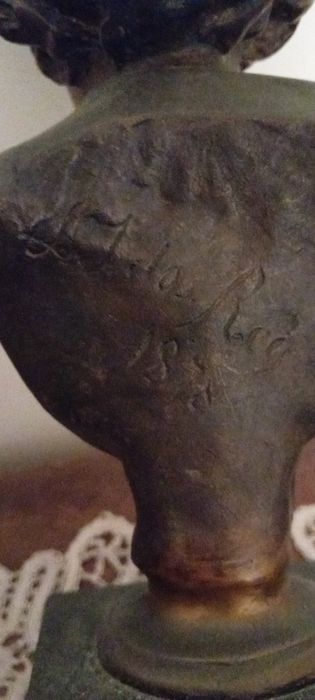 Estatueta Flor agreste Soares dos Reis