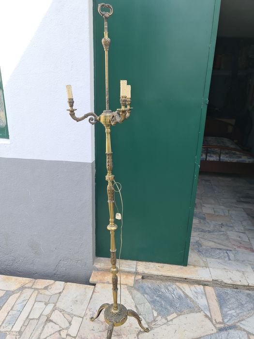 Candeeiro estilo antigo em metal pé alto