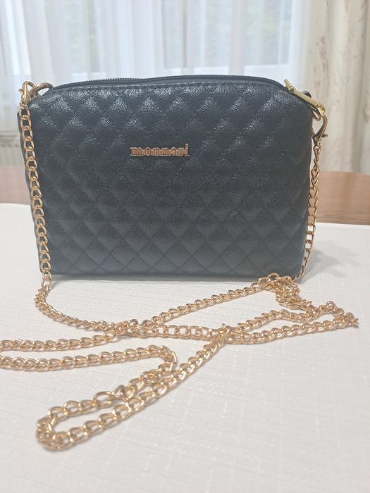 Sprzedam małą  czarną bardzo mało używaną  torebkę "monnari"