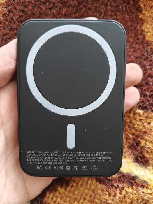 Компактний павербанк з підтримкою MagSafe для iPhone.