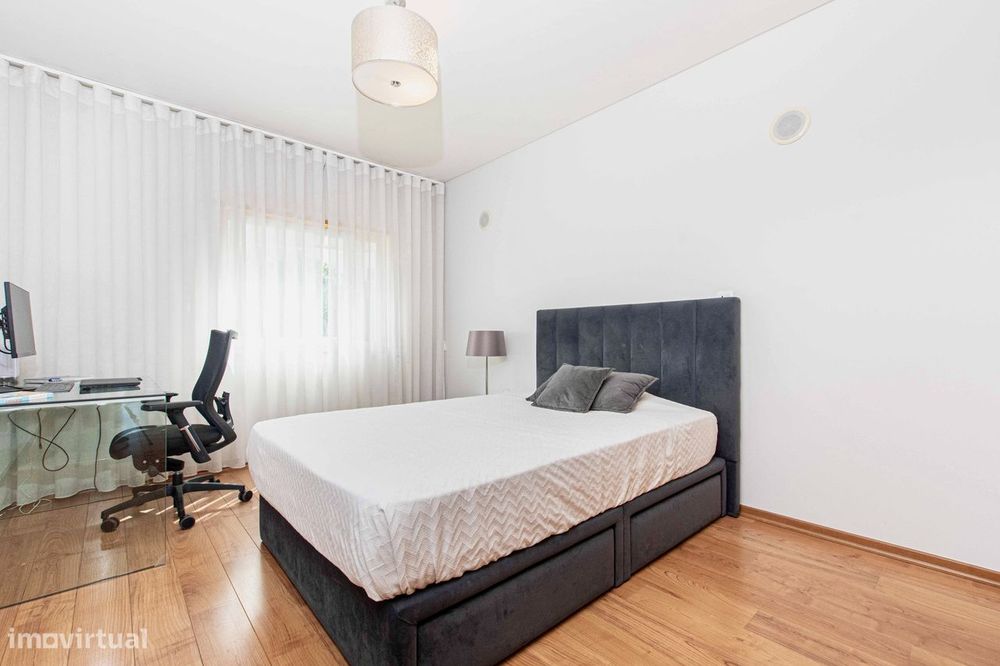 T3 com vista sobre o Jamor, box de 58 m² e condomínio com piscina