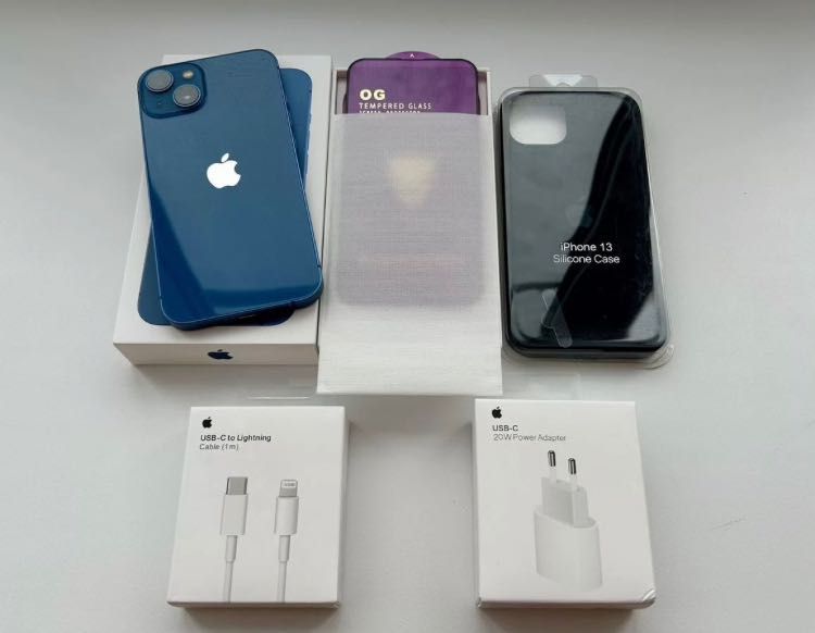 Продам iPhone 13 синій