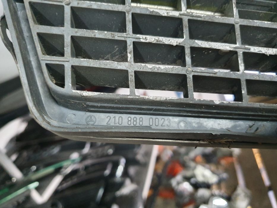 Grill Mercedes w 210 Oryginalny A 210.888.0023