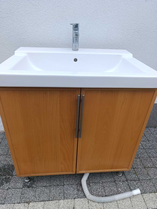 Szafka łazienkowa z umywalką i bateria
