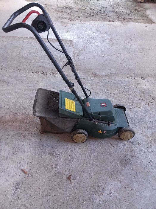 Máquina de cortar relva em bom estado e a funcionar bem