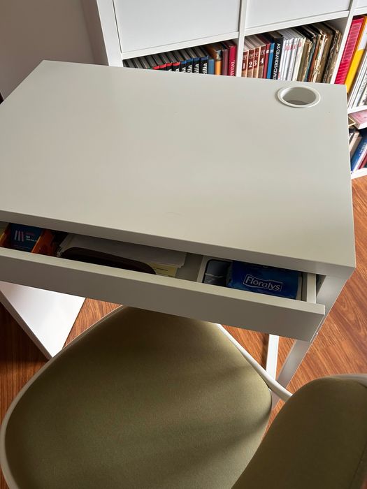 Secretaria com cadeira