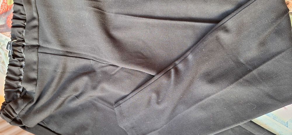 Eleganckie spodnie S Reserved czarne w kant logo-haft