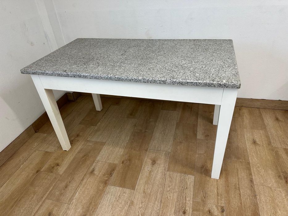 Mesa em madeira lacada e pedra  de granito