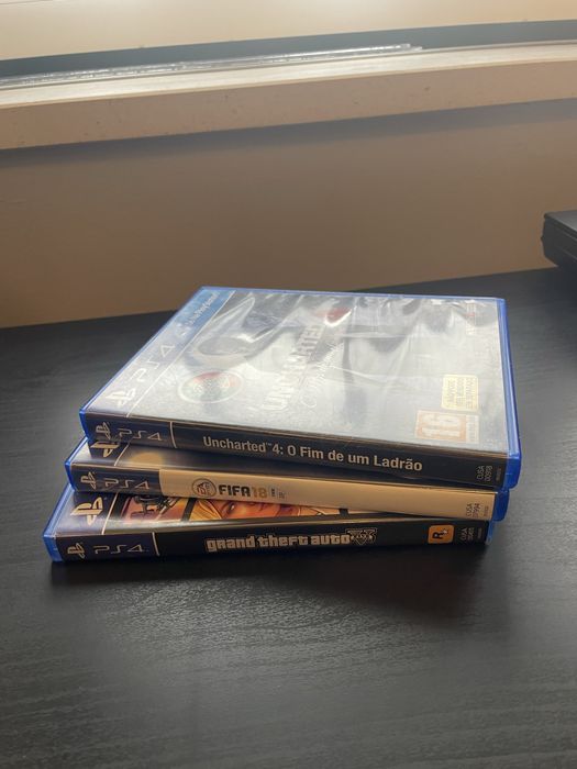 PlayStation 4 + 3 Jogos + 2 Comandos
