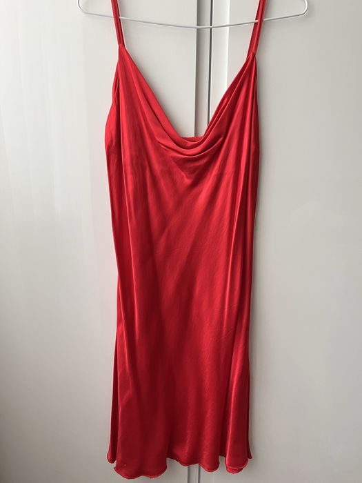 Червона сукня в білизняному стилі